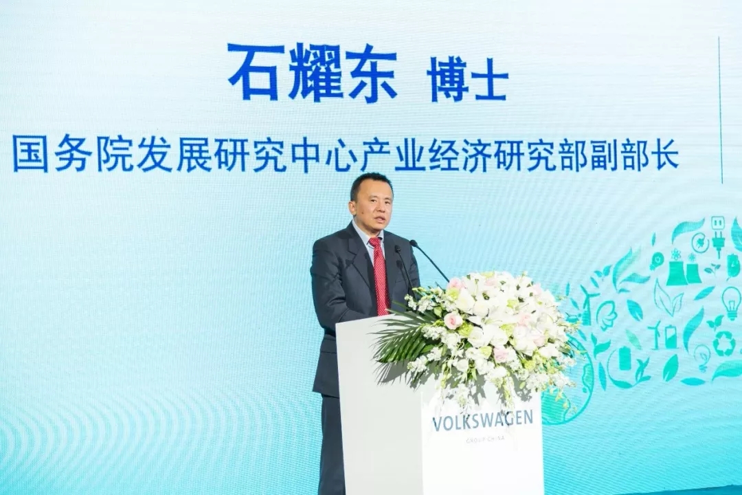 2018中国汽车产业发展报告 深入探讨新时代的新能源汽车产业发展战略