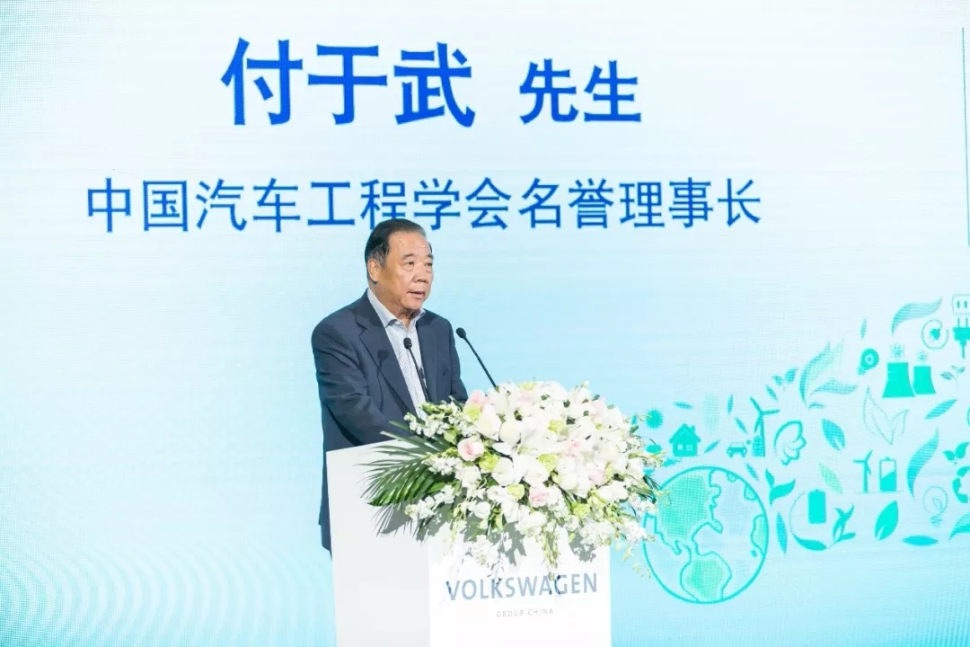 2018中国汽车产业发展报告 深入探讨新时代的新能源汽车产业发展战略